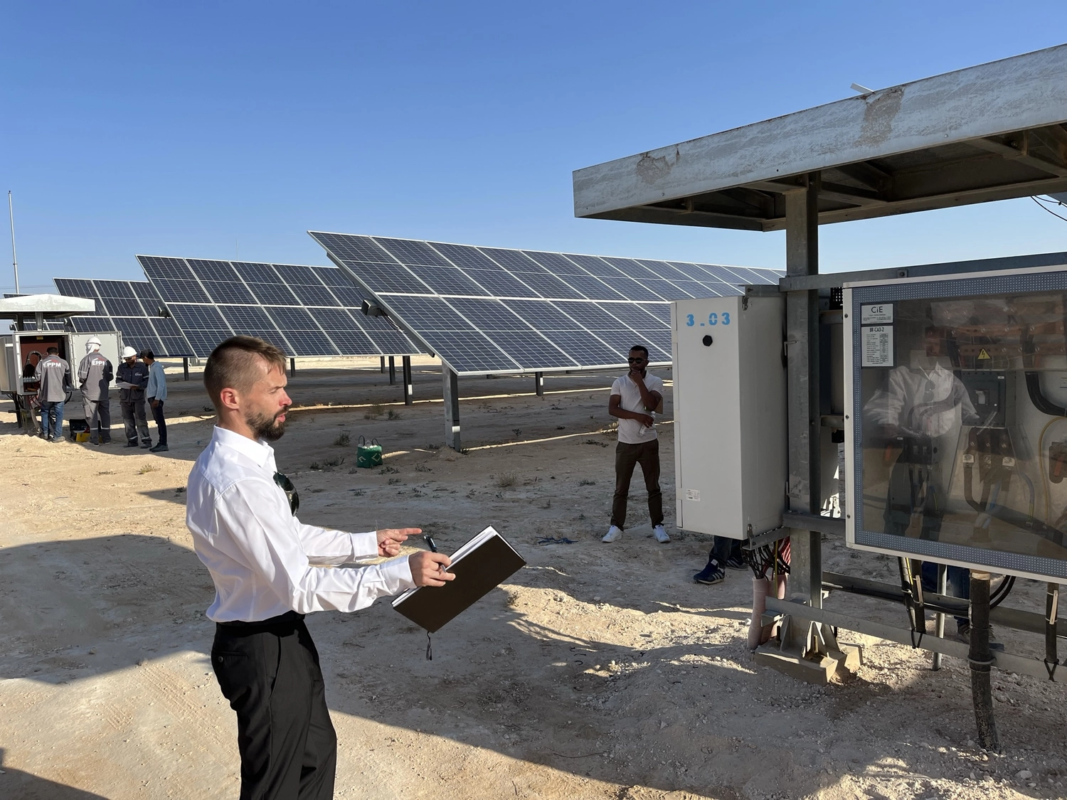 H2 Sunbelt – Grüner Wasserstoff – Personen, die im Baustellenbereich arbeiten